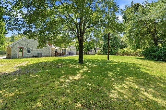 Building Photo - 6 Lakewood Dr