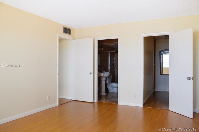 Building Photo - 401 Golden Isles Dr