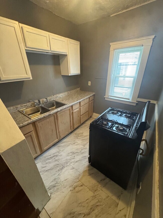 Building Photo - 632 E 101st St