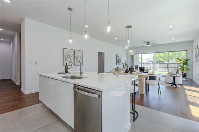 Building Photo - 9742 Sunset Dr