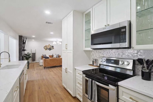 Building Photo - 7851 La Cabeza Dr