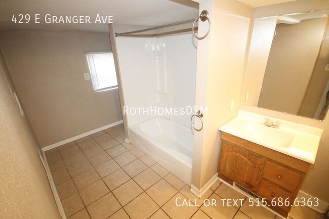 Building Photo - 3 Bedroom 2 Bath 2 Car Garage Large 1 1/2 ...