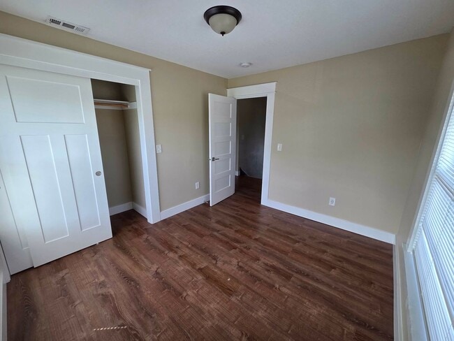 Building Photo - 5 Bedroom Home Corner Lot in N Portland