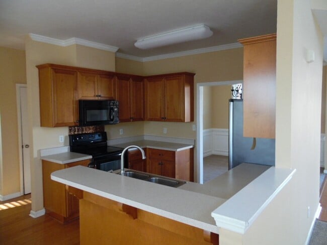 Building Photo - Stunning 4 bedroom with mother-in-law suite on main level