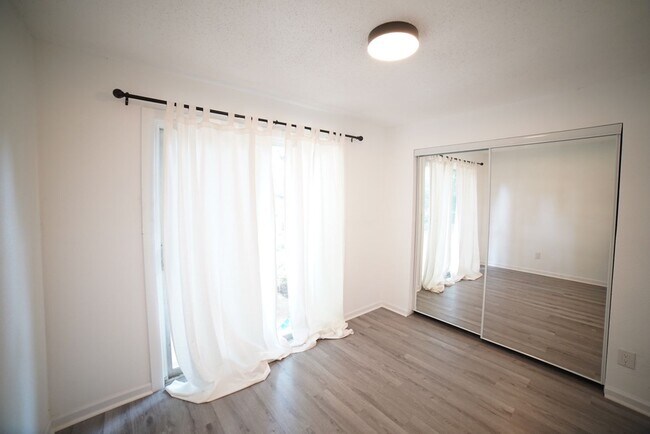Building Photo - BEAUTIFULLY UPDATED 2 Bed / 1 Bath Condo o...