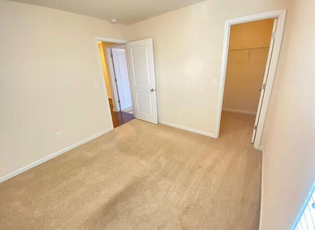 Building Photo - 847 Dovefield Ln