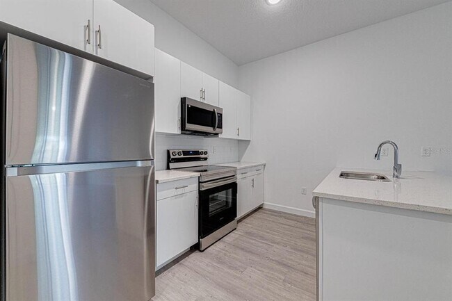 Building Photo - 400 Famagusta Dr