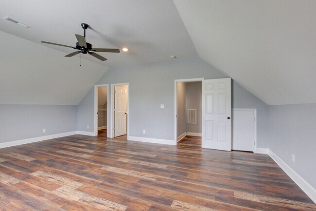 Building Photo - 133 Riverbend Dr