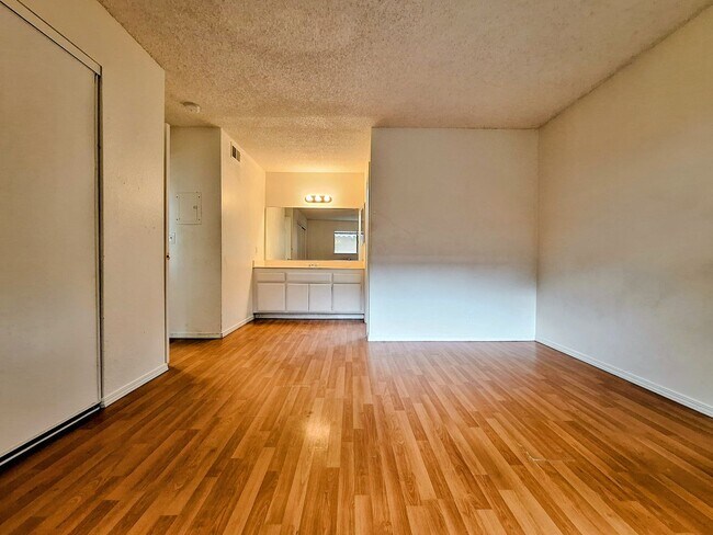 Building Photo - Beautiful 2bd Condo In Gated Community With Pool, Gym, and On-site Laundry