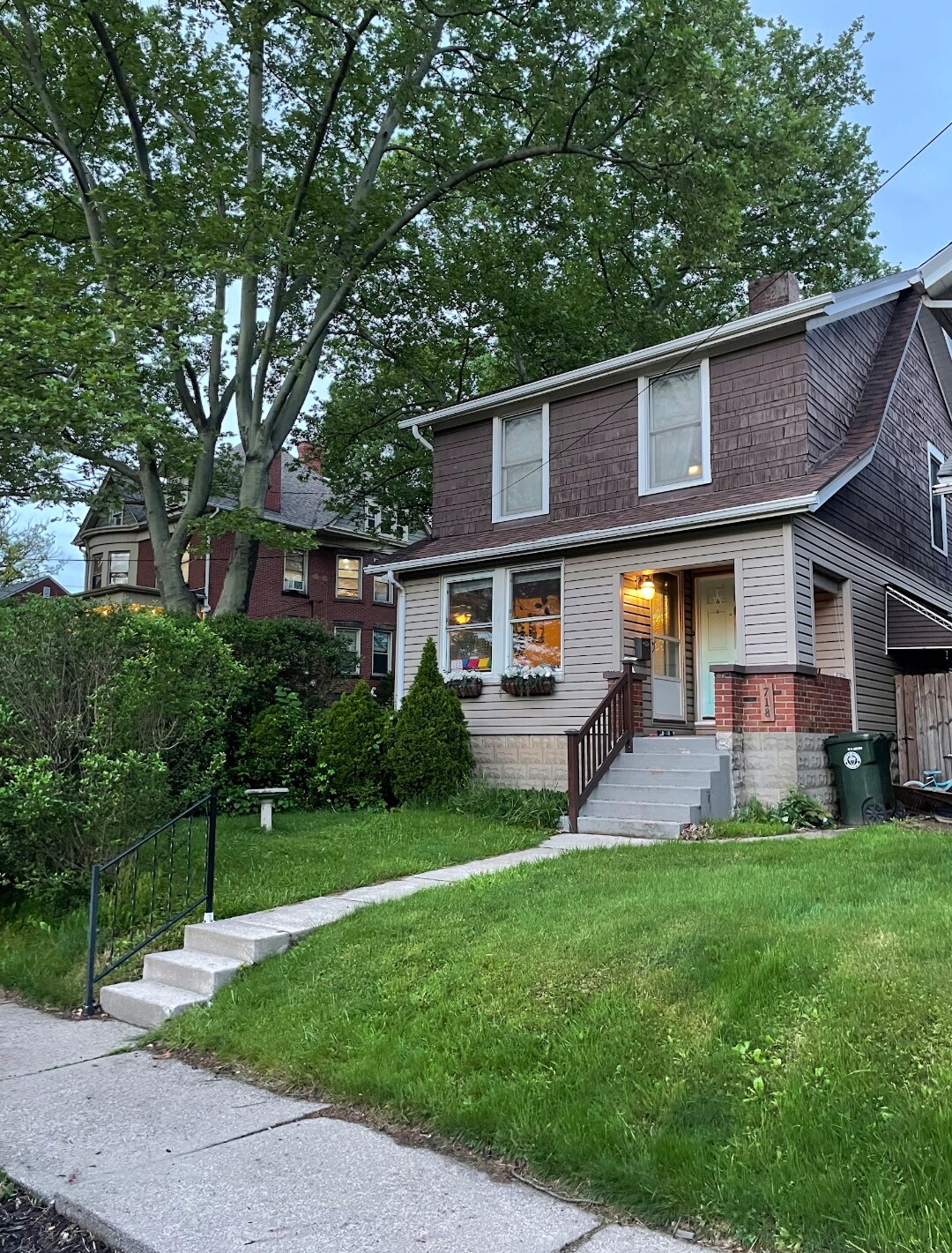 Front entrance with covered porch - 718 Allegheny River Blvd