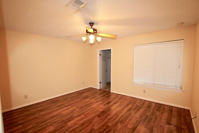 Building Photo - 3808 Landmark Dr
