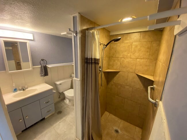 Building Photo - The Hawthorne Hideaway - Basement Dwelling