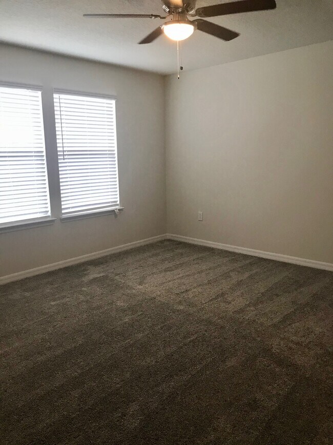 Building Photo - Energy Efficient 3/3 Townhome w/ 2 Car Gar...