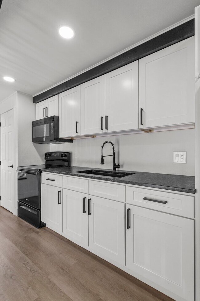 Building Photo - 4414 Overlook Dr