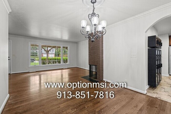 Building Photo - Prairie Village Beauty