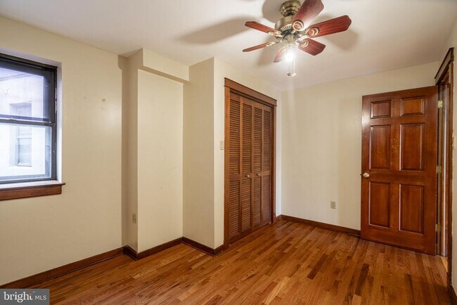 Building Photo - 322 Poplar St