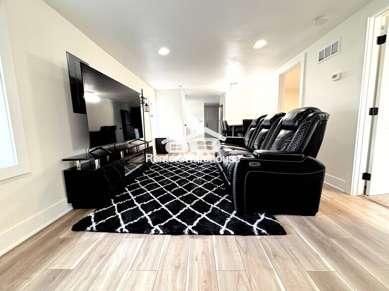 Building Photo - 4076 Indianola Ave