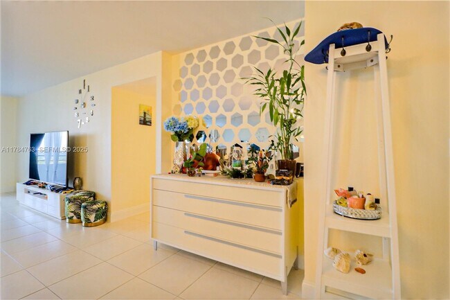 Building Photo - 2500 Parkview Dr