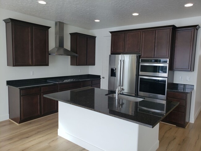 Building Photo - Trails and more at this Harvest Park Home in Mapleton!!