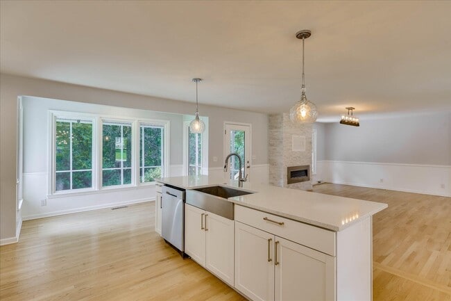 Building Photo - 2111 Huron Dr