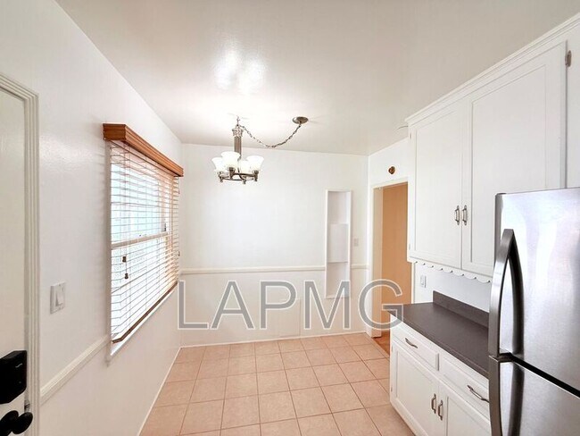 Building Photo - 626 1/2 N Spaulding Ave