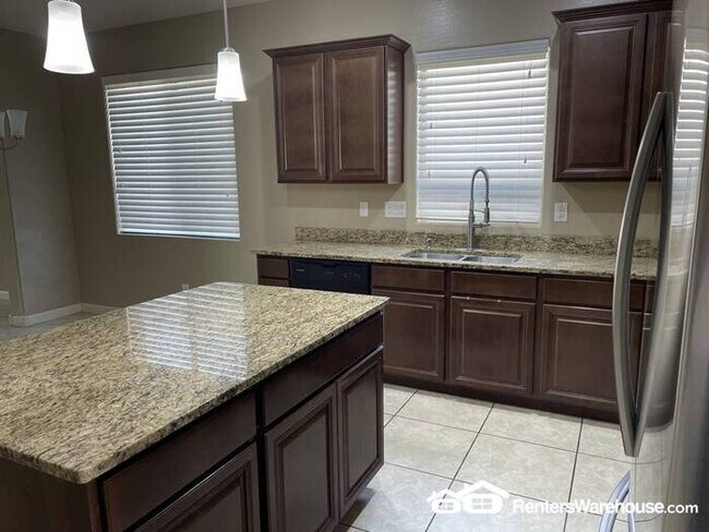 Building Photo - North Phoenix Beauty 4bed + den 3bath clos...