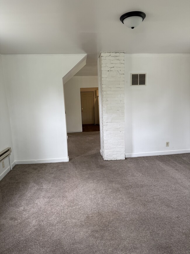 Building Photo - 5009 Hoagland Ave