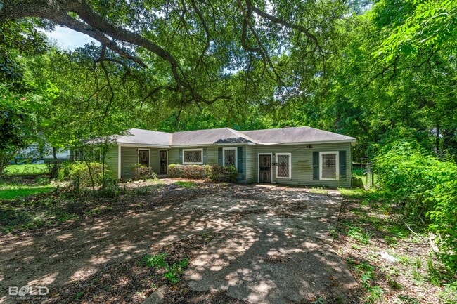 Building Photo - 4 BEDROOM 2 BATH