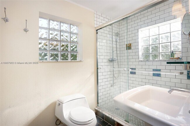 Building Photo - 537 Zamora Ave