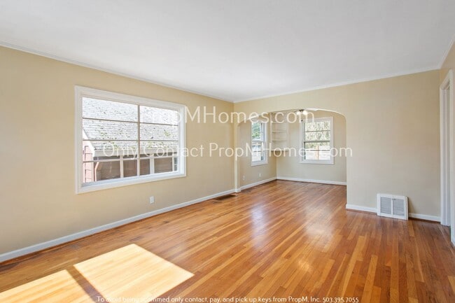 Building Photo - Delightful Two Bedroom Duplex In SE Portland - Fenced Yard!