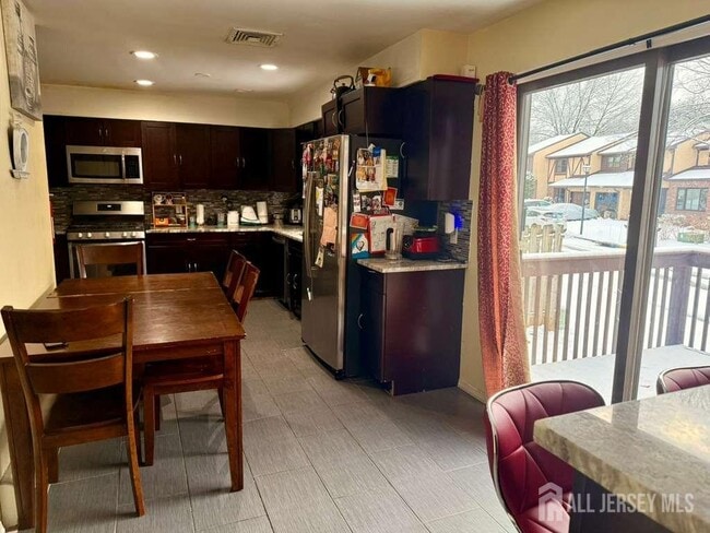 Building Photo - 10 Nutmeg Ct