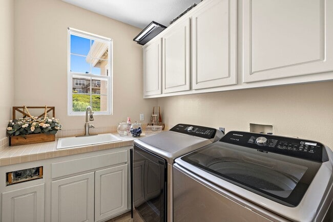 Building Photo - Stunning 4-Bedroom Home with Ocean and Catalina Island Views