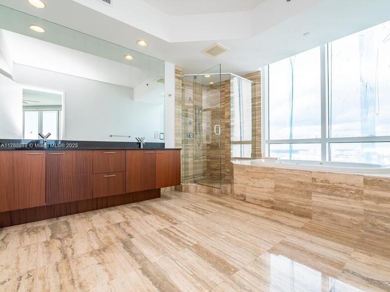 Building Photo - 15901 Collins Ave