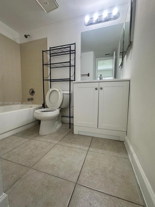 Building Photo - 10206 Twin Lakes Dr