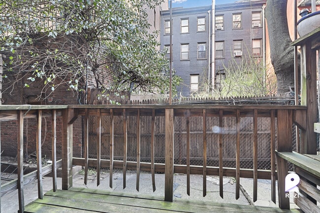 Building Photo - 324 W 49th St