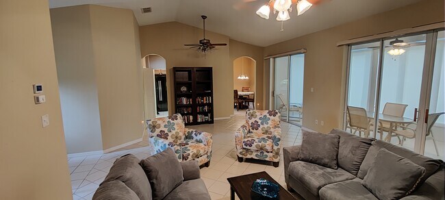 Living room - 3602 Westover Cir