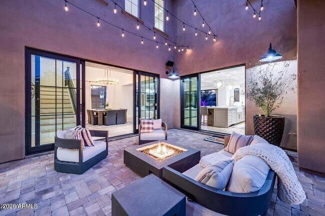 Building Photo - 8280 E Tailfeather Dr