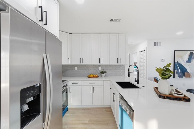 Building Photo - 2470 Del Rio Way