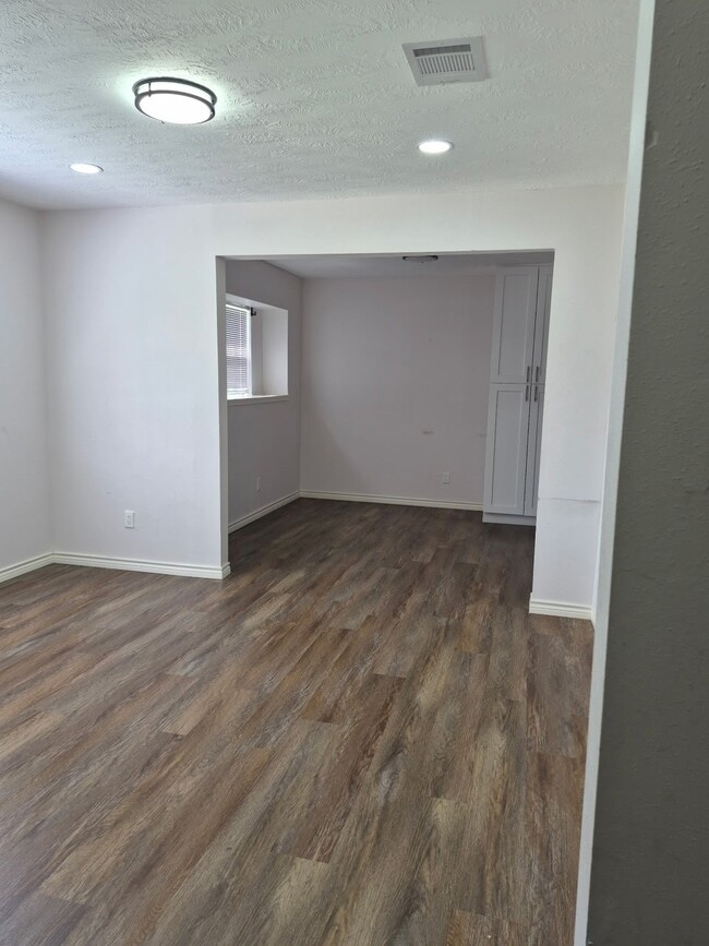 Building Photo - 10915 Roandale Dr