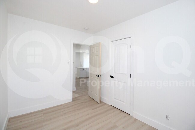 Building Photo - 4148 N 15th Ave