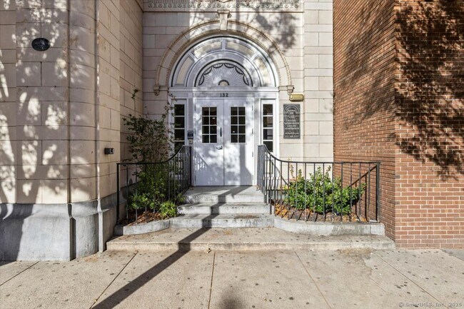 Primary Photo - 124 Temple St