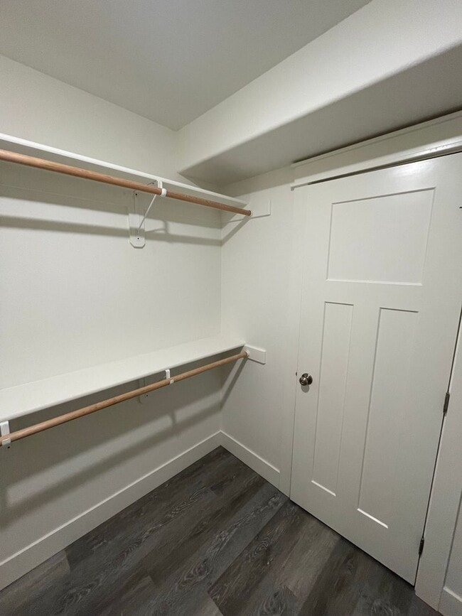 Building Photo - 2847 E Lakeview Rd