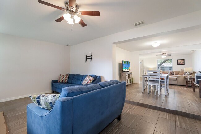 Building Photo - Nicely Remodeled & Updated 3 Bedroom 2 Bat...