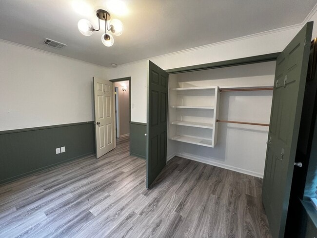 Building Photo - 3 Bedroom, 2 Bathroom, Brick Home with large yard