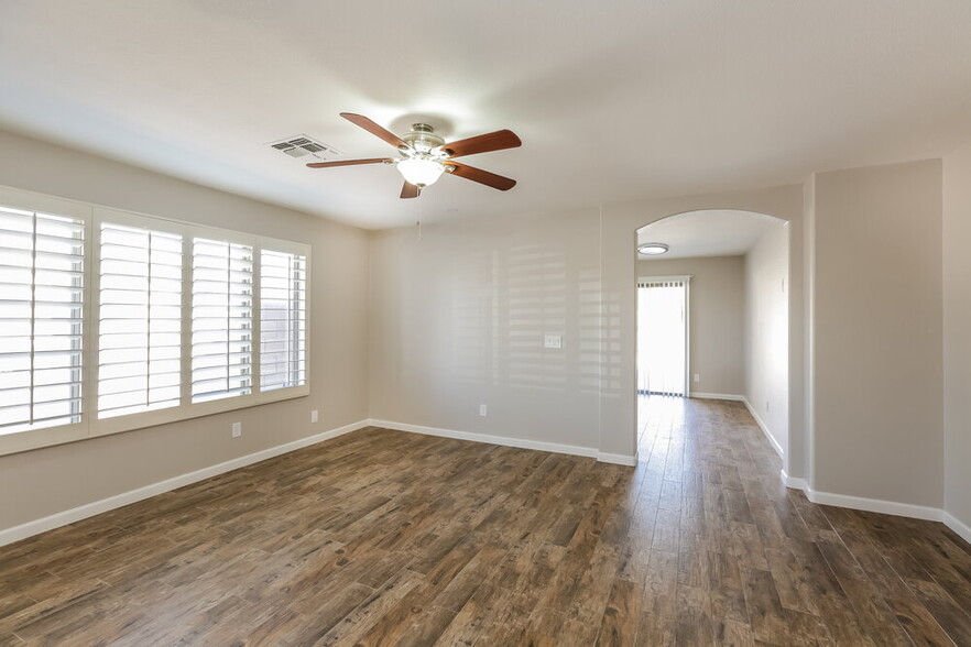 Building Photo - 10898 W Alvarado Rd