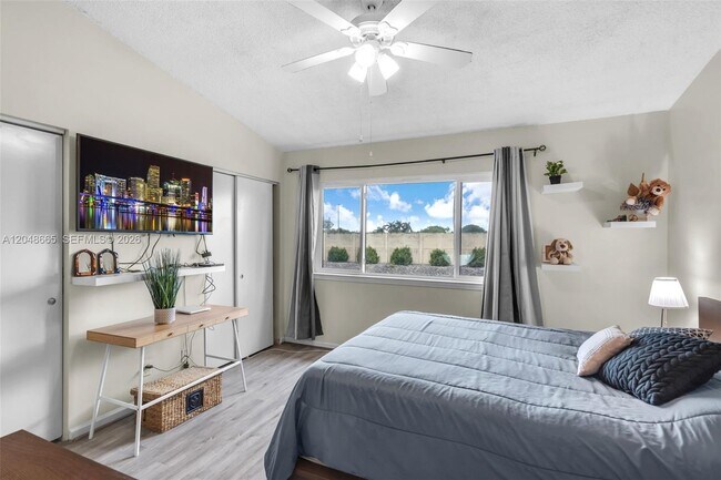 Building Photo - 9925 NW 57th Manor