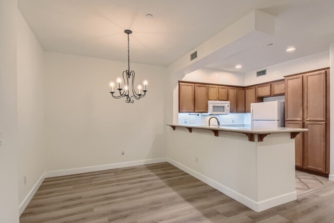 Building Photo - Spectrum Center, 2 Bed | 2 Bath Single Lev...