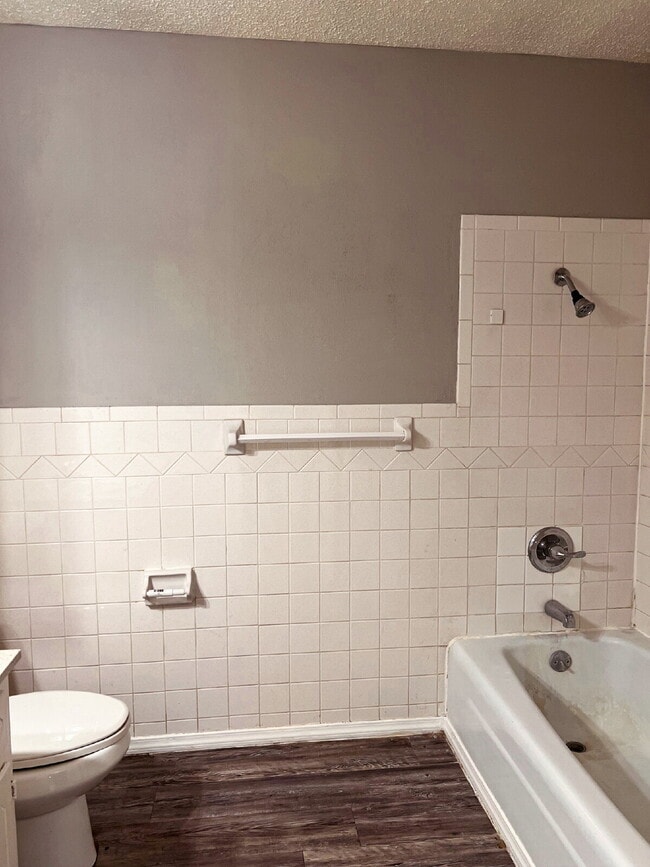 Building Photo - Cute, Clean and Central 3 bedroom 2 bathroom