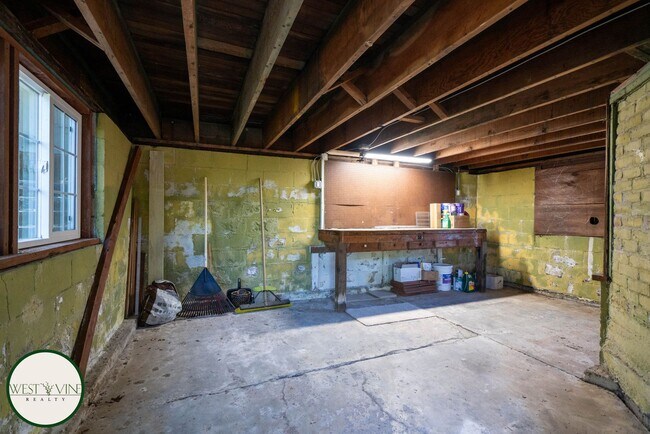 Building Photo - 10 Bayview Ct
