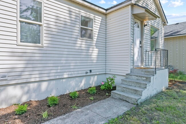 Building Photo - 1734 N Stone St